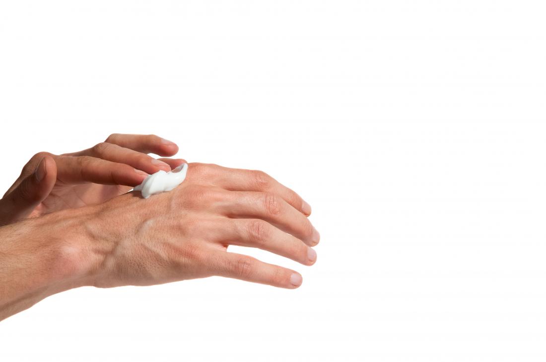 Човек овлажнява ръката си, което може да помогне със спонгиозен дерматит