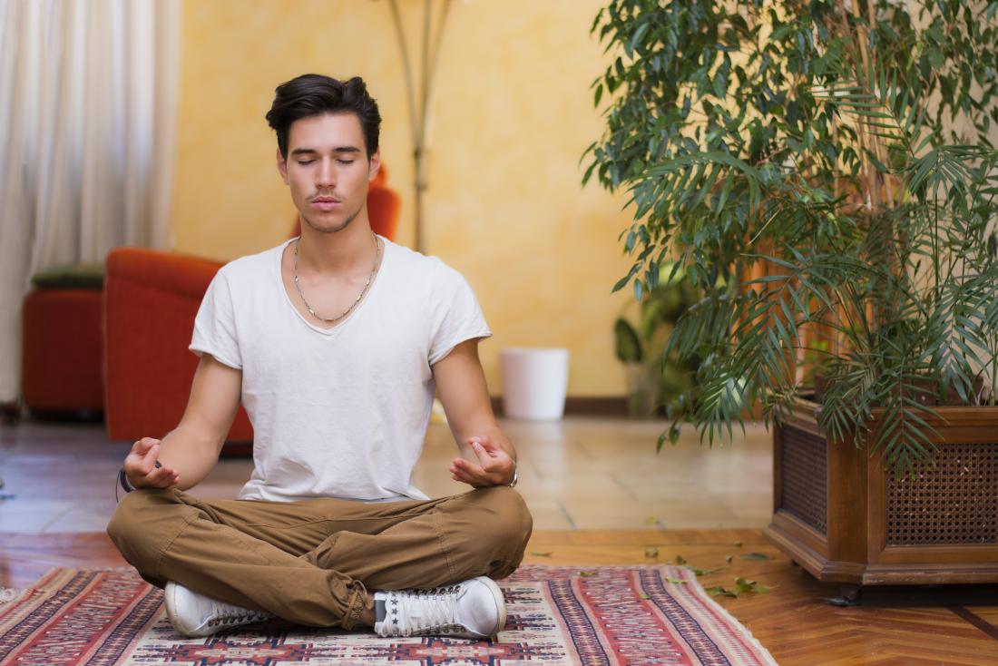 млад мъж медитира
