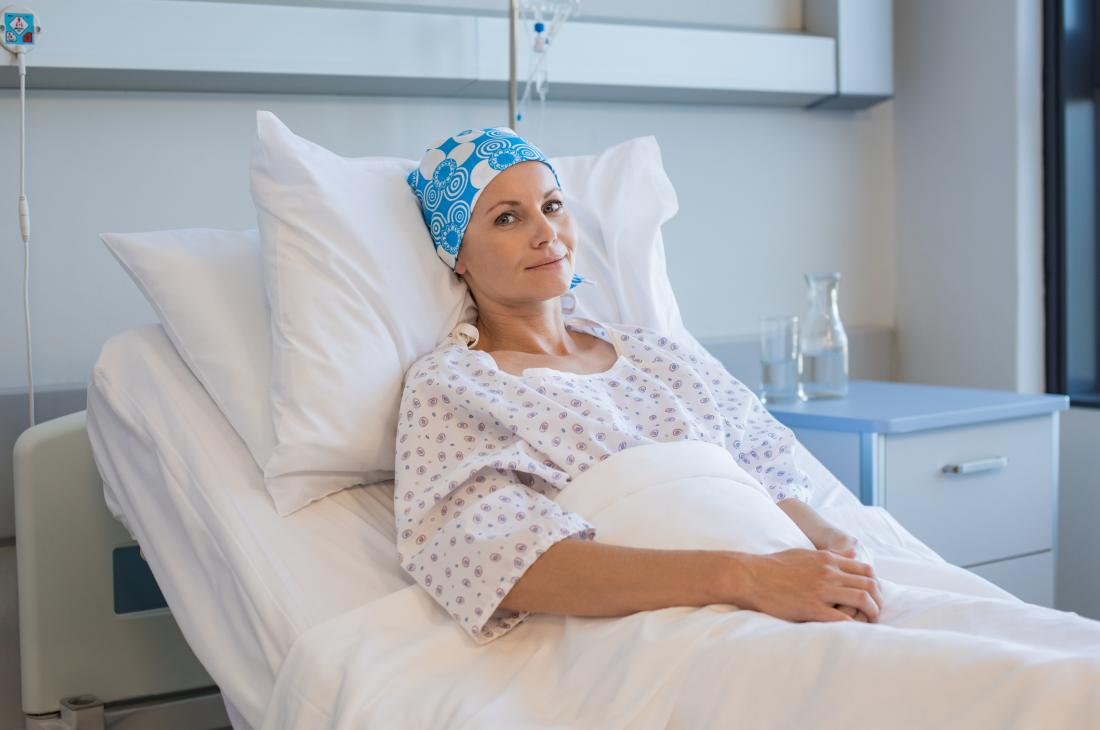жена в болнично легло се възстановява от лечение с левкемия