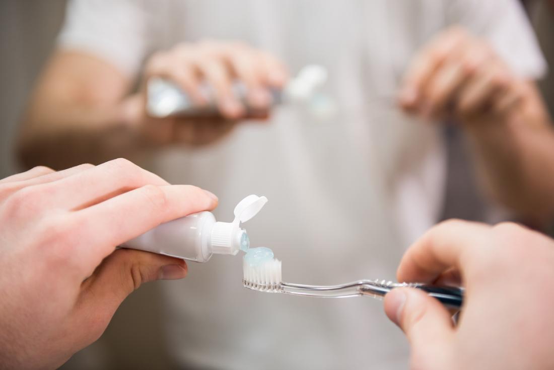 Uno dei fattori di rischio più insoliti o la sindrome delle unghie gialle è l'esposizione a troppa fluoro dal dentifricio ingerito.