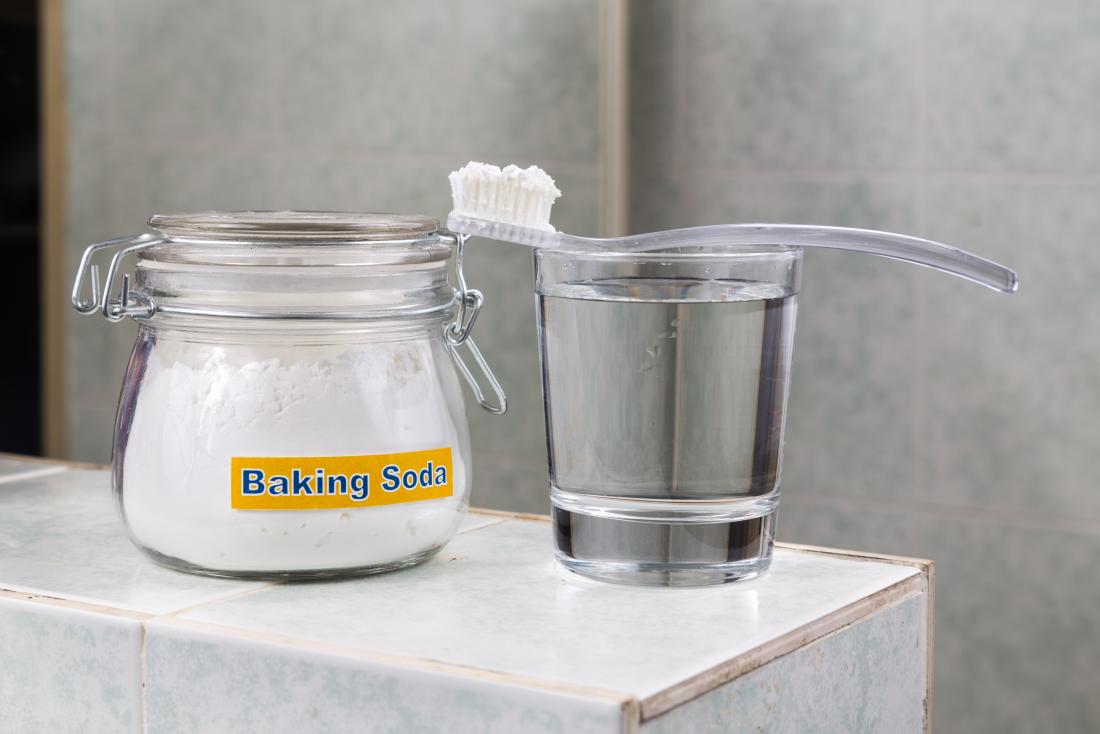 Escova de dente e bicarbonato de sódio que podem ajudar com manchas marrons nos dentes