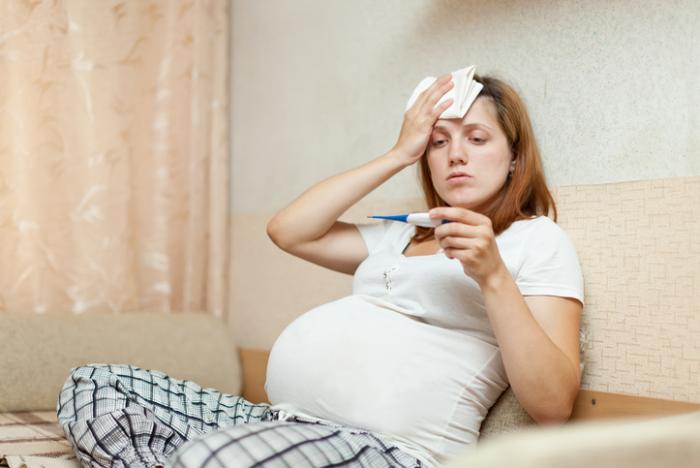 бременна жена с треска