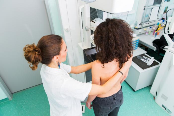 Una donna ha una mammografia con un'infermiera