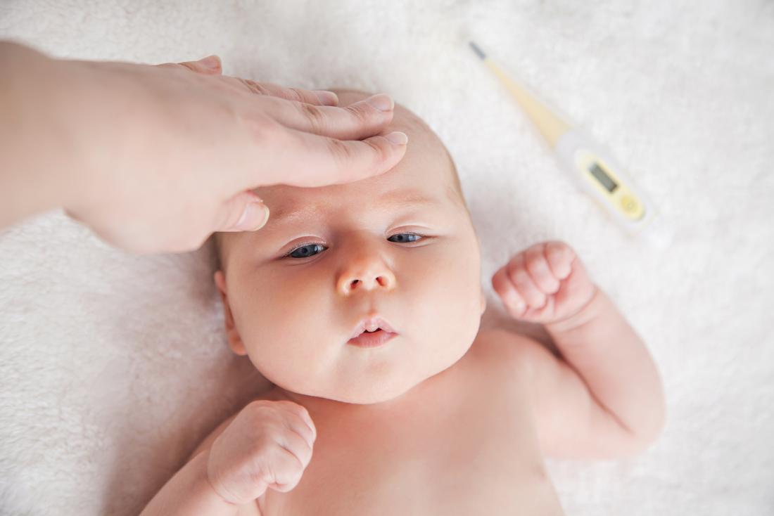 小さな赤ちゃんの頭に触れることによってその温度を測定する
