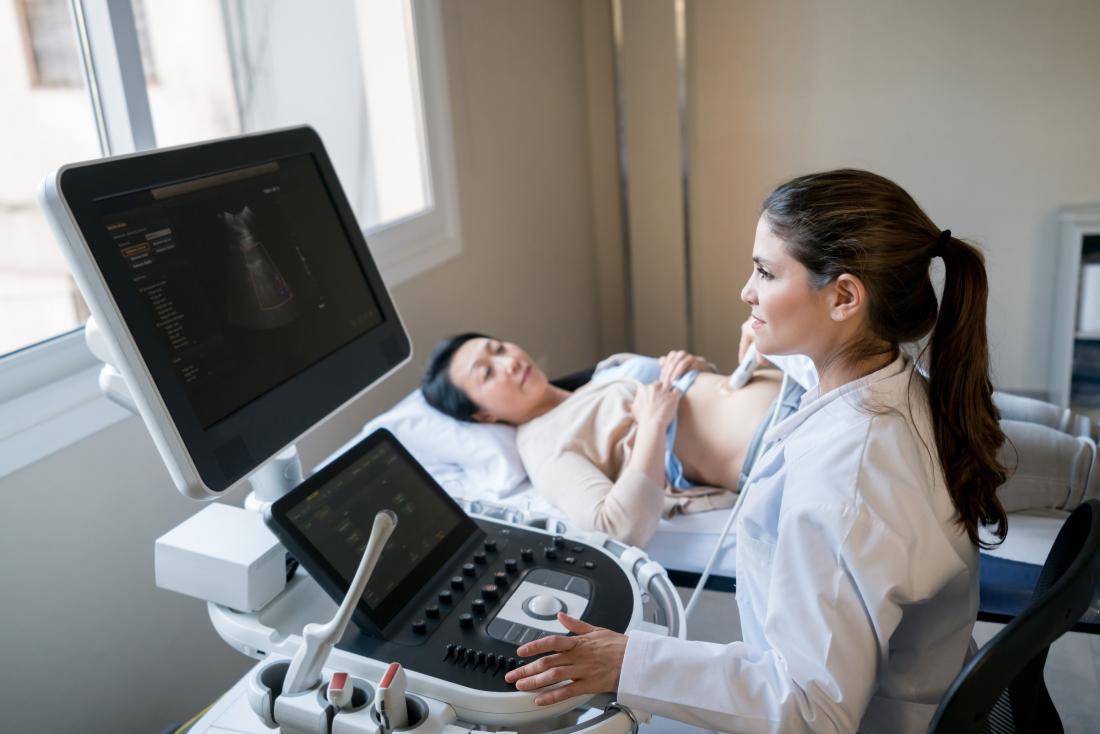 donna che ha ultrasuoni per diagnosticare la condizione dell'utero
