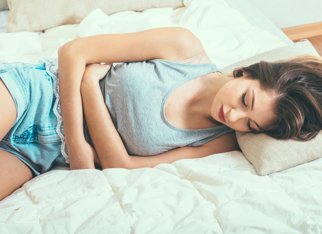 可能な子宮内膜炎で彼女の胃を保持する女性