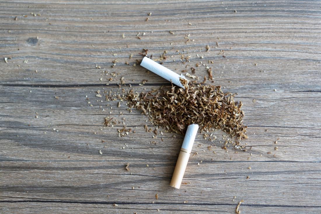 smettere di fumare rappresentata dalla sigaretta rotta sul tavolo