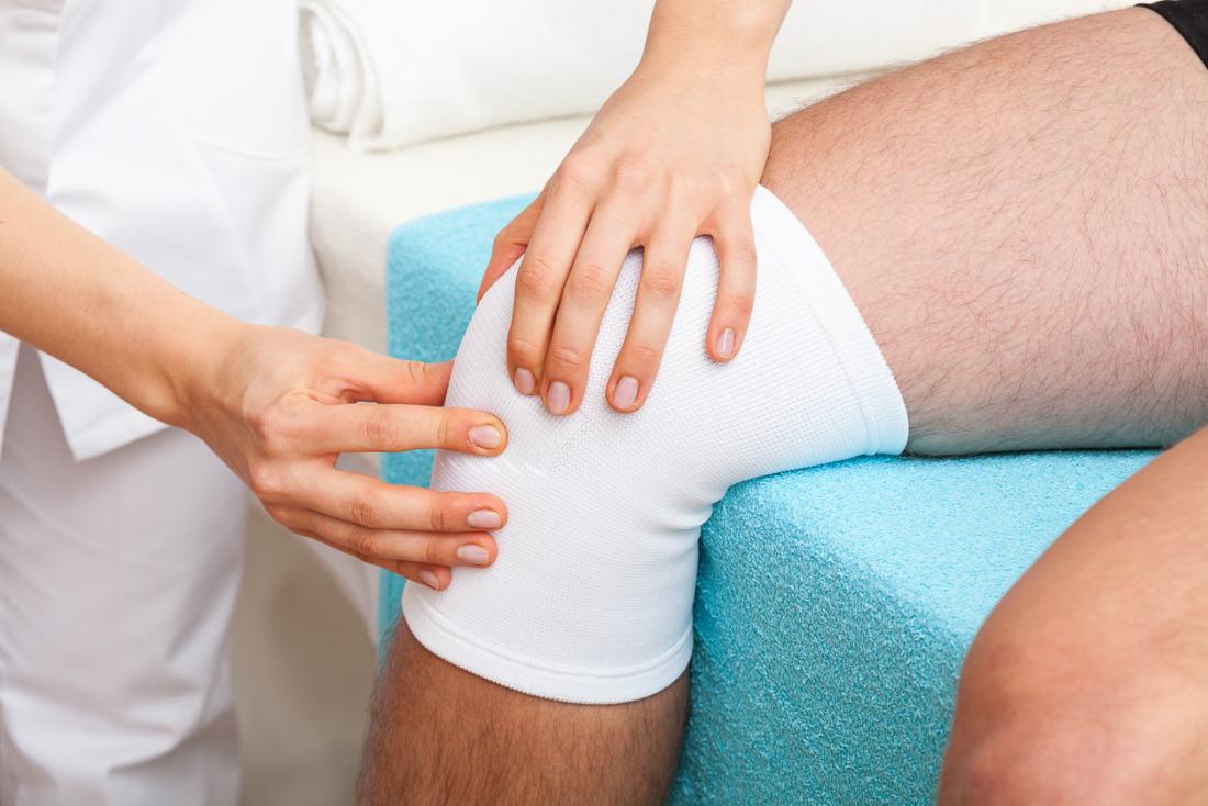Persona con lesione al ginocchio con terapia fisica