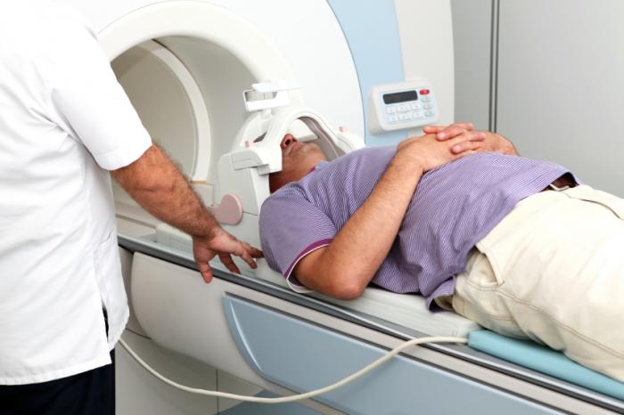 MRIスキャンを受けようとしている男性患者。