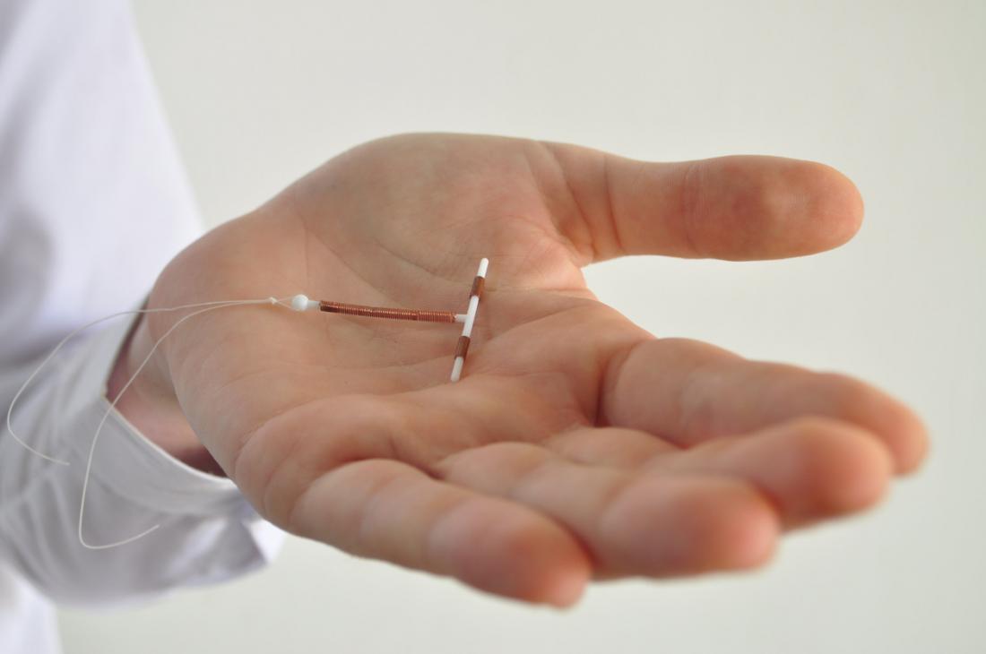 ParaGard нехормонален контрол на раждаемостта IUD в дланта на ръката на човека.