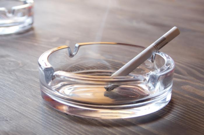 bir kül tablası içinde oturan bir sigara