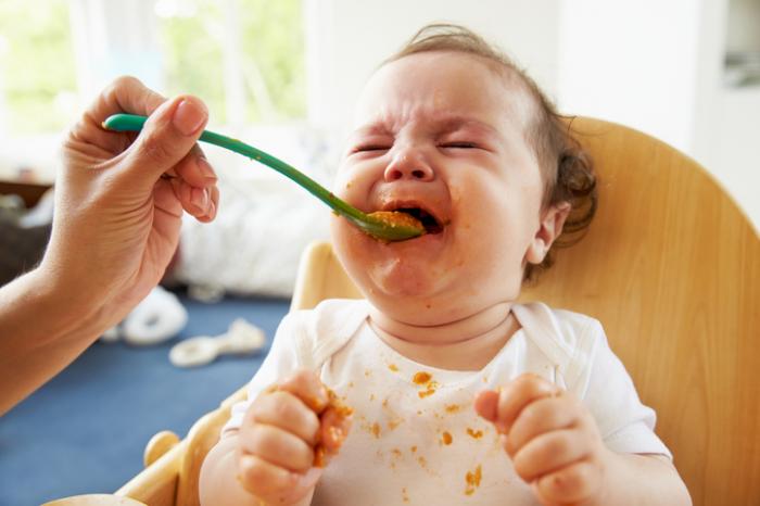 Bambino che piange e mangia