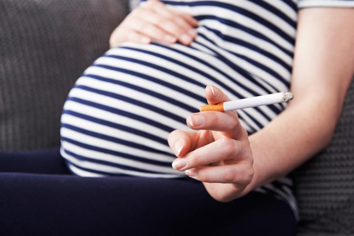 妊娠中の女性の喫煙