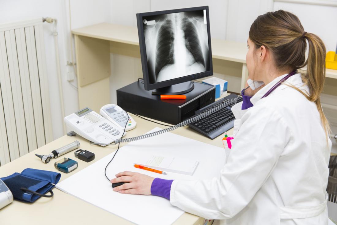Uma radiografia de tórax pode ser usada para diagnosticar problemas respiratórios.