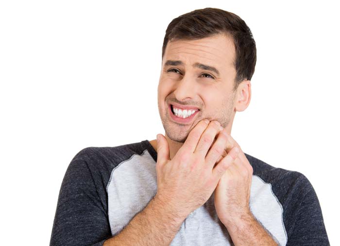 Un uomo che tiene la bocca, soffre di dolore dentale