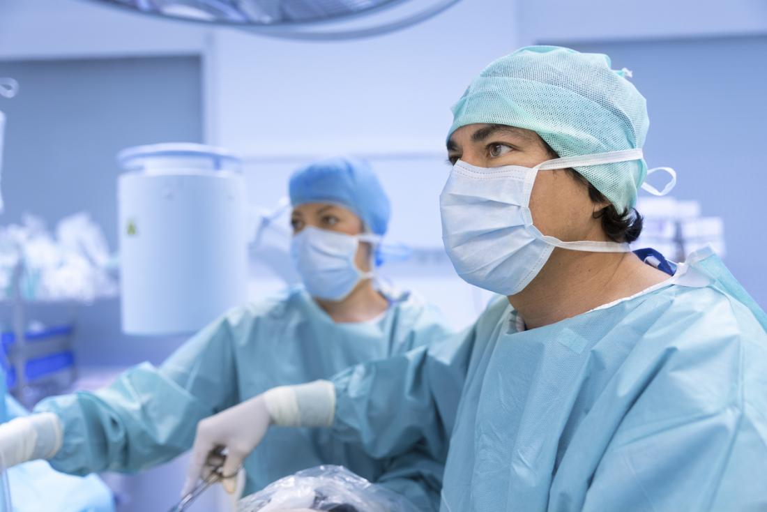 хирурзи в операционен театър
