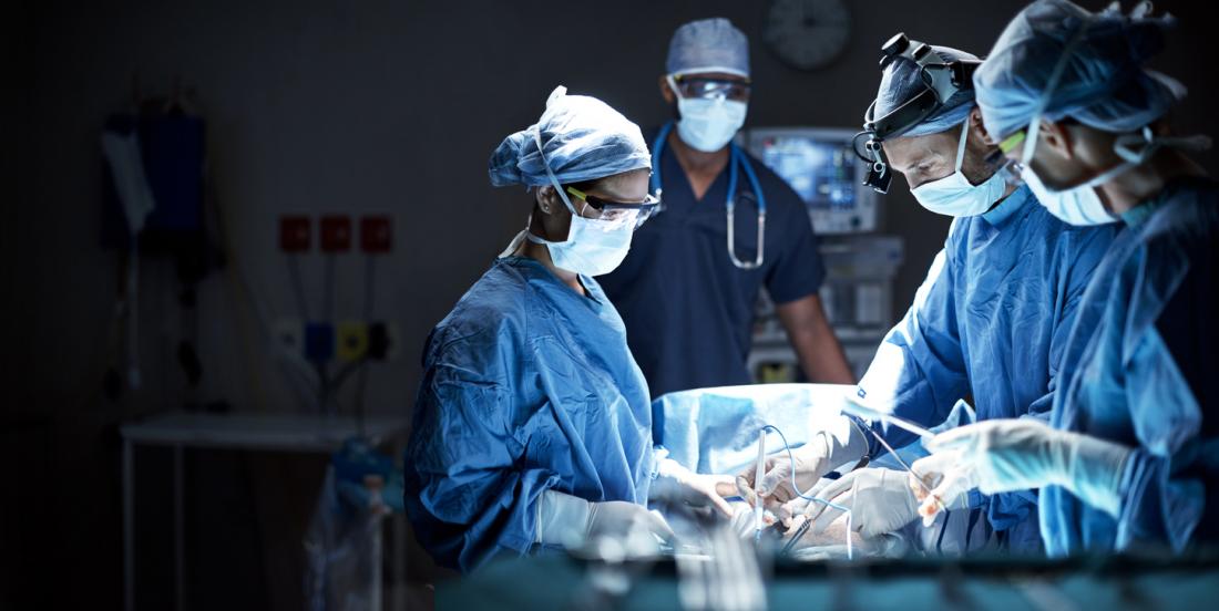 Хирургията се извършва от група хирурзи.