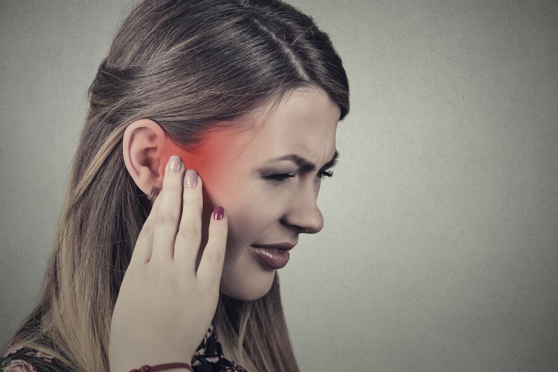 耳の感染症の女性