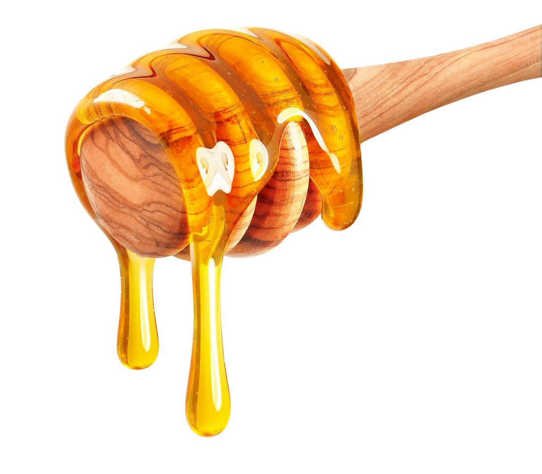 Close up di miele su un cucchiaio