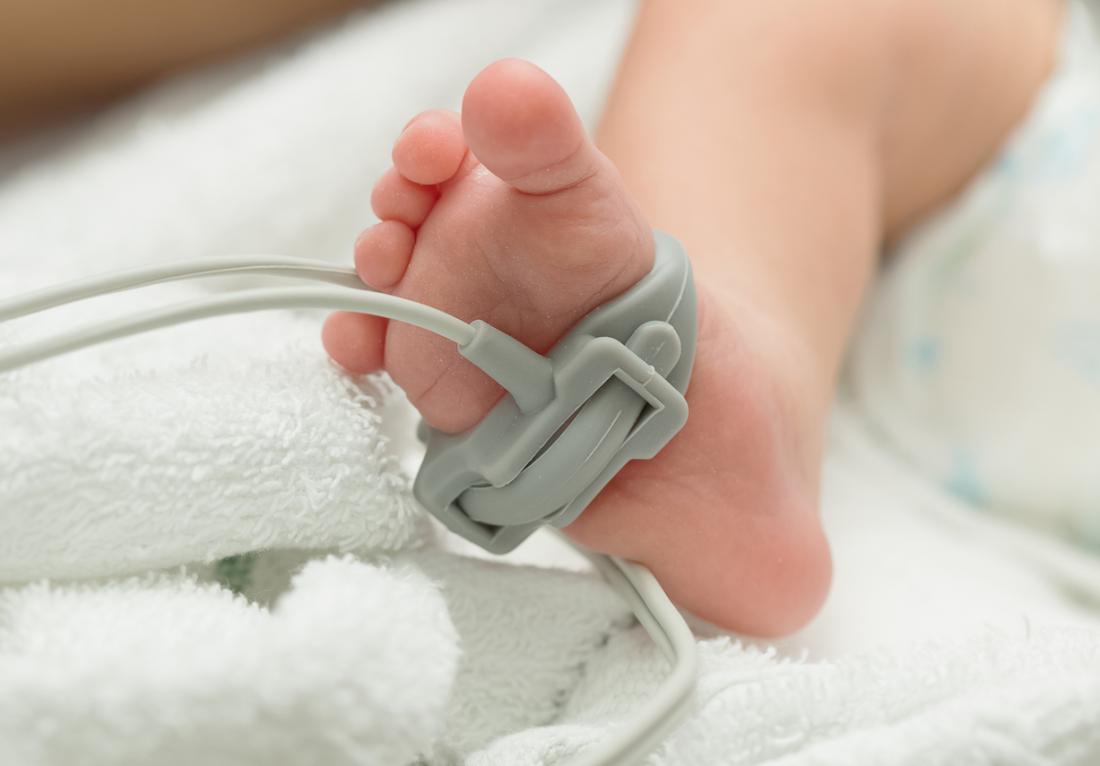 тест за импулсна оксиметрия върху бебешки крак