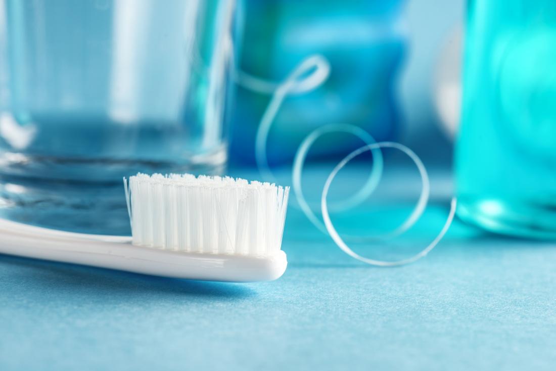 歯ブラシ、フロス、うがい薬などの歯科用衛生製品。
