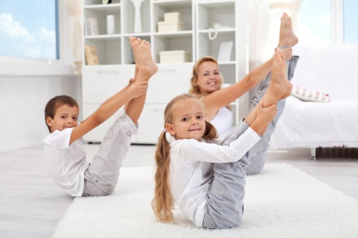 enfants pratiquant le yoga