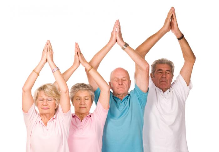 възрастните хора, практикуващи йога