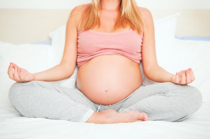 жена, участваща в йога на бременността