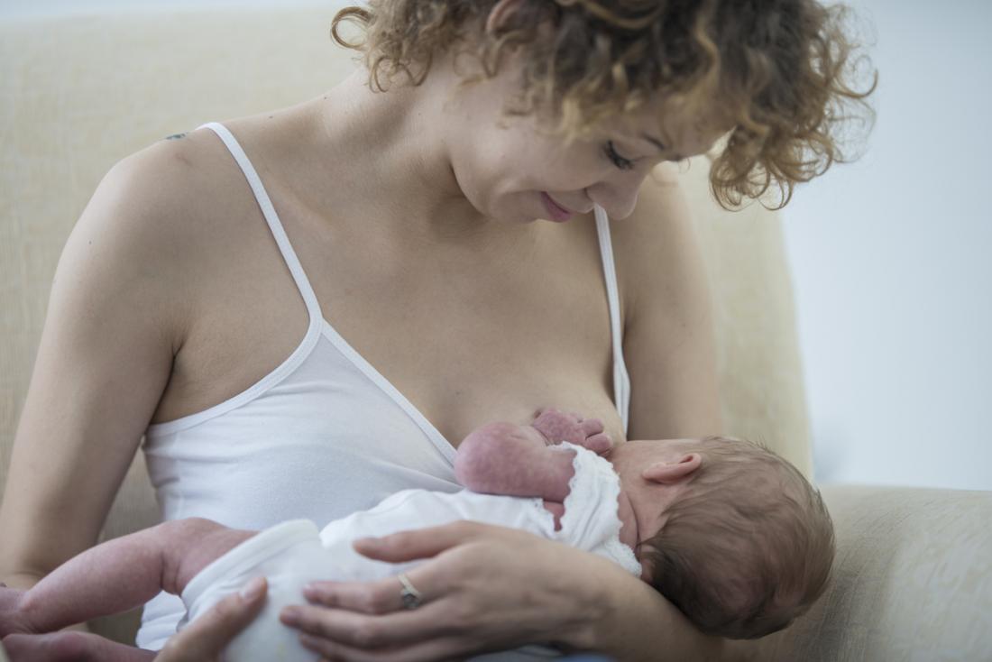 donna che allatta al seno il suo bambino