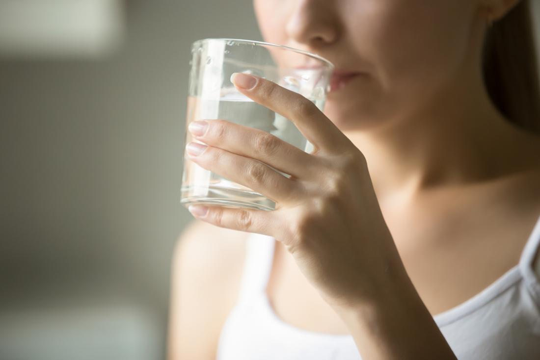 Viel Wasser trinken kann helfen, Blähungen zu behandeln