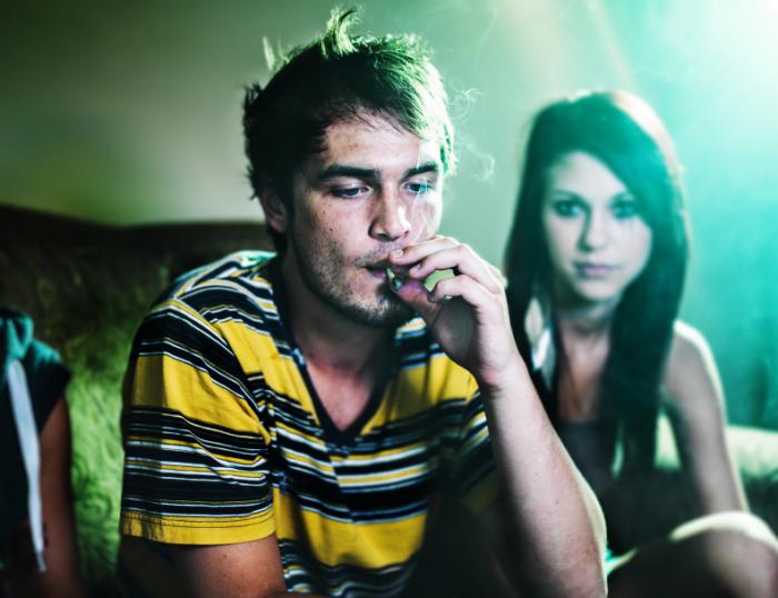 [coppia che fuma cannabis]
