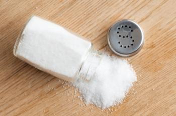 Salz aus einem Shaker verschütten