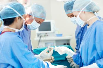 Cirurgiões realizando cirurgia