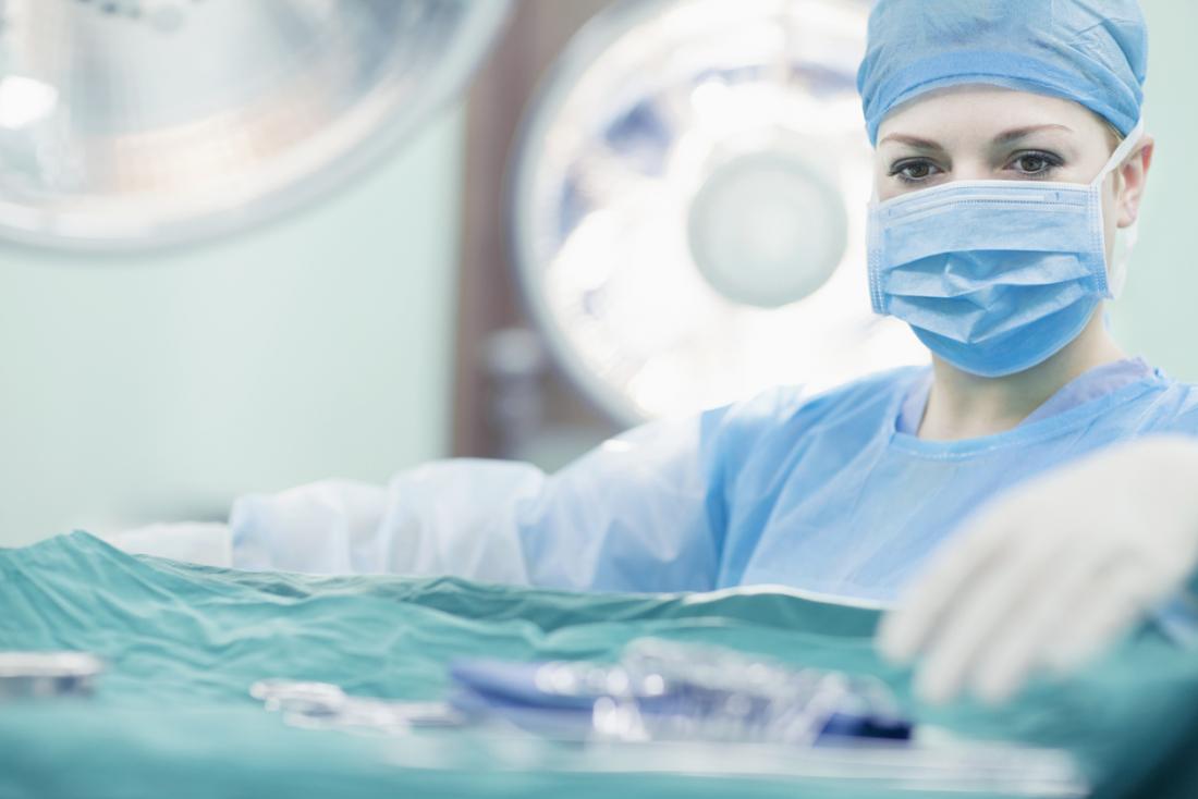 Chirurgo femminile nella sala operatoria.