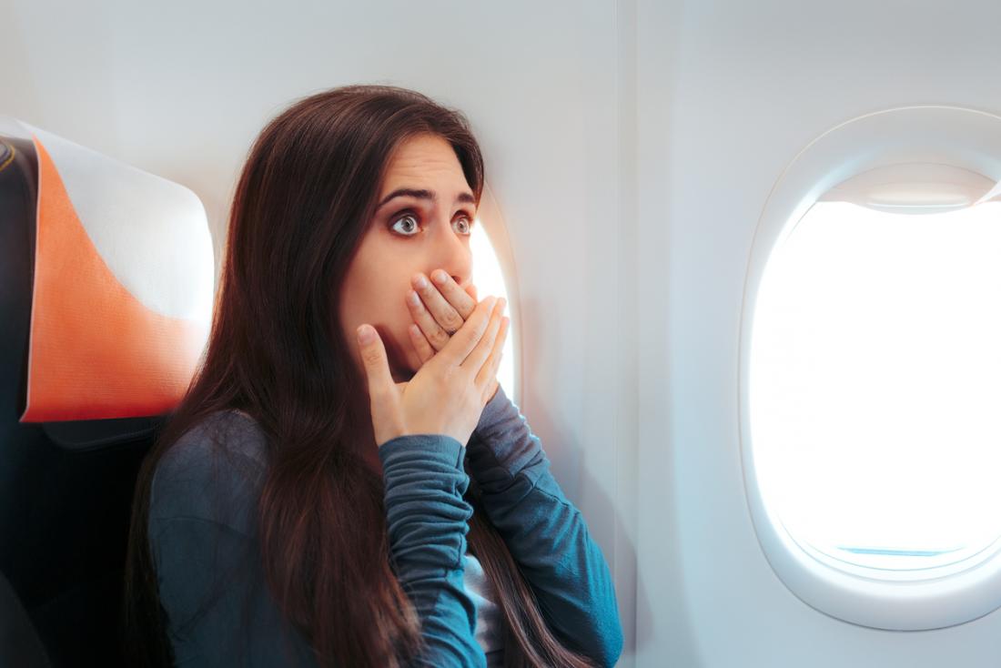 Angst Frau in einem Flugzeug