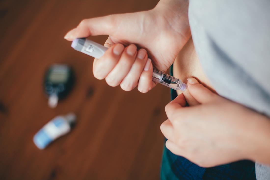 Diyabetli kadın balayı aşamasında insülin ile kendini enjekte.