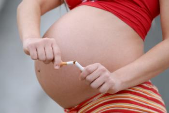 妊娠中の女性のスナップタバコ。