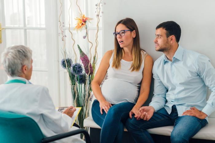妊娠中の女性とパートナーは医者と一緒に訪問する