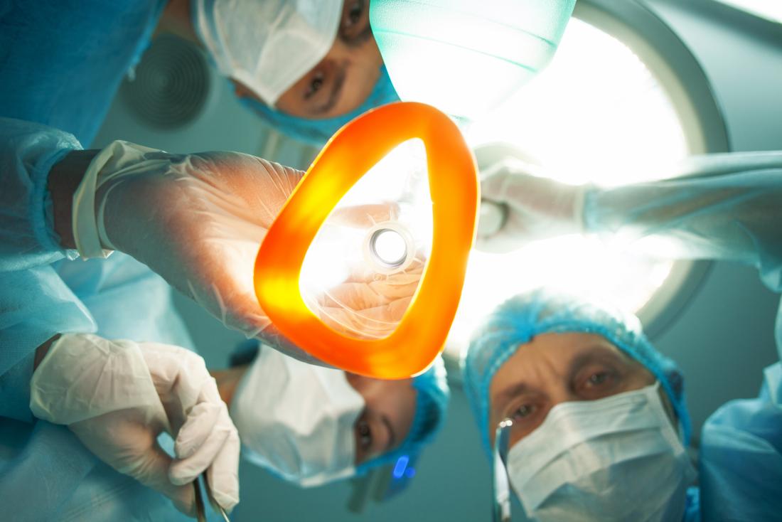 Chirurgen, die einen Patienten vorbereiten