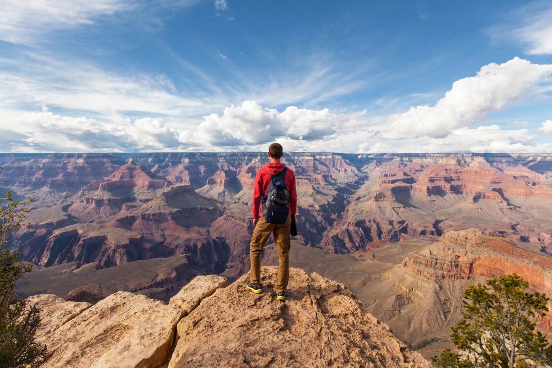 un uomo al Grand Canyon
