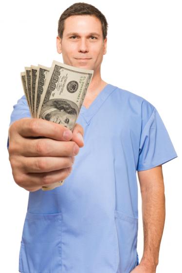 100ドル紙幣を持っている男性看護師