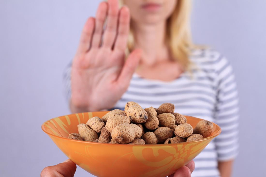 Frau sagt Nein zu Erdnüssen
