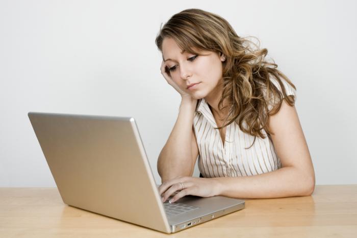 нещастното момиче, използващо компютър