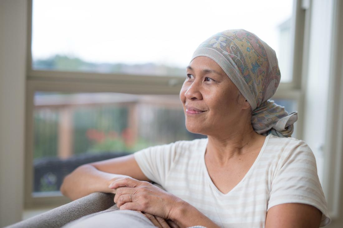umutlu kadın kemoterapi hasta pencereden dışarı bakıyor