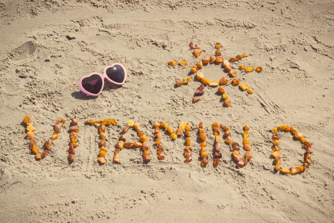 vitamine D sur le sable avec des lunettes de soleil
