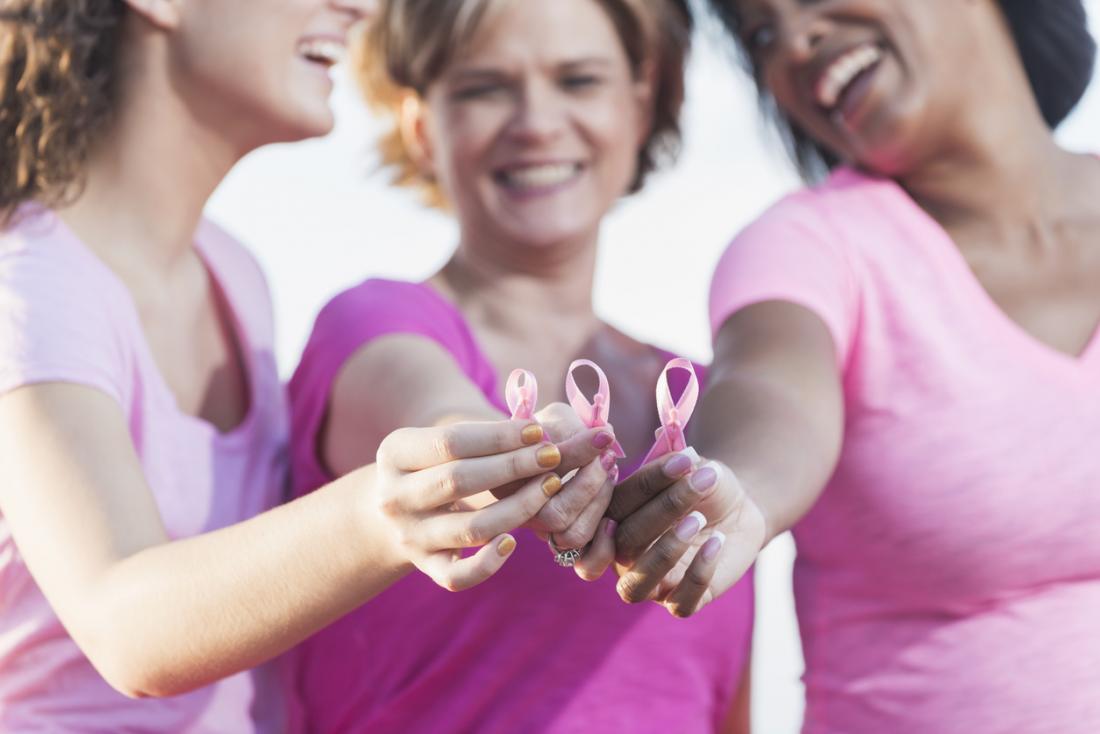 Група жени имащи ленти за осведоменост за рак на гърдата