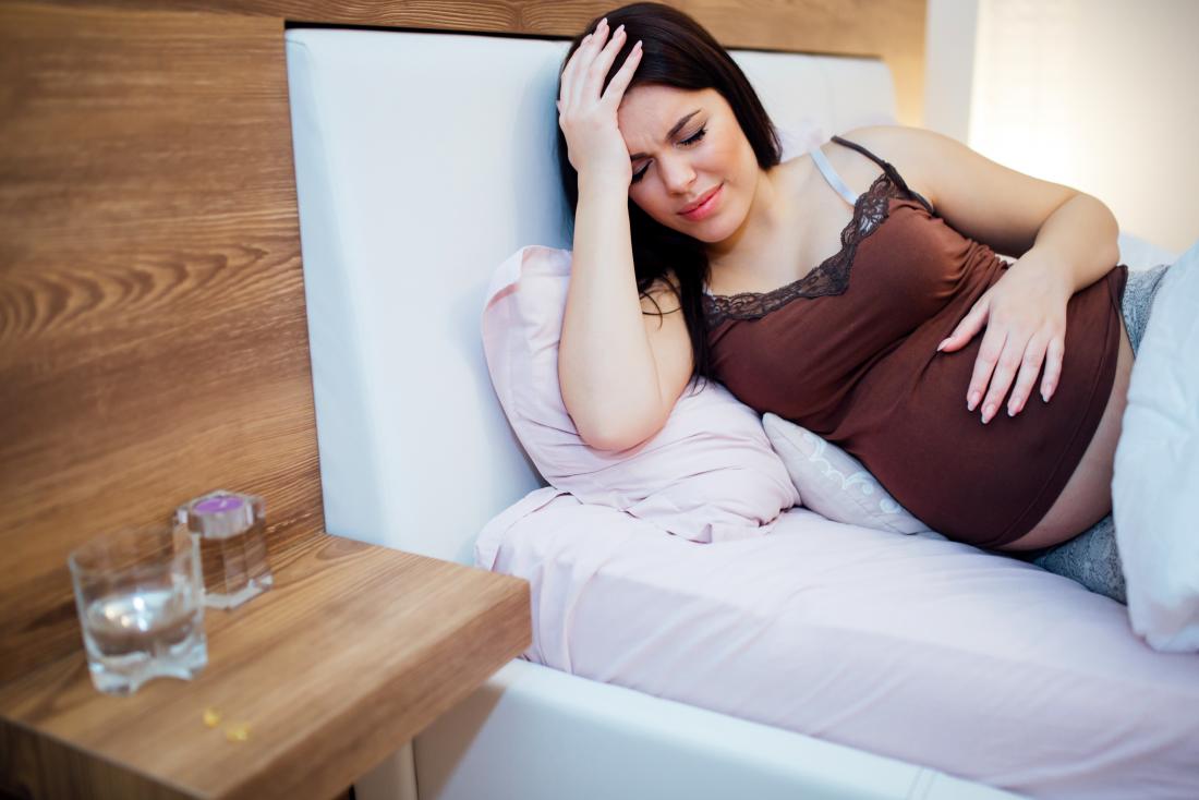 低血糖症と妊娠している女性のベッドにいる女性