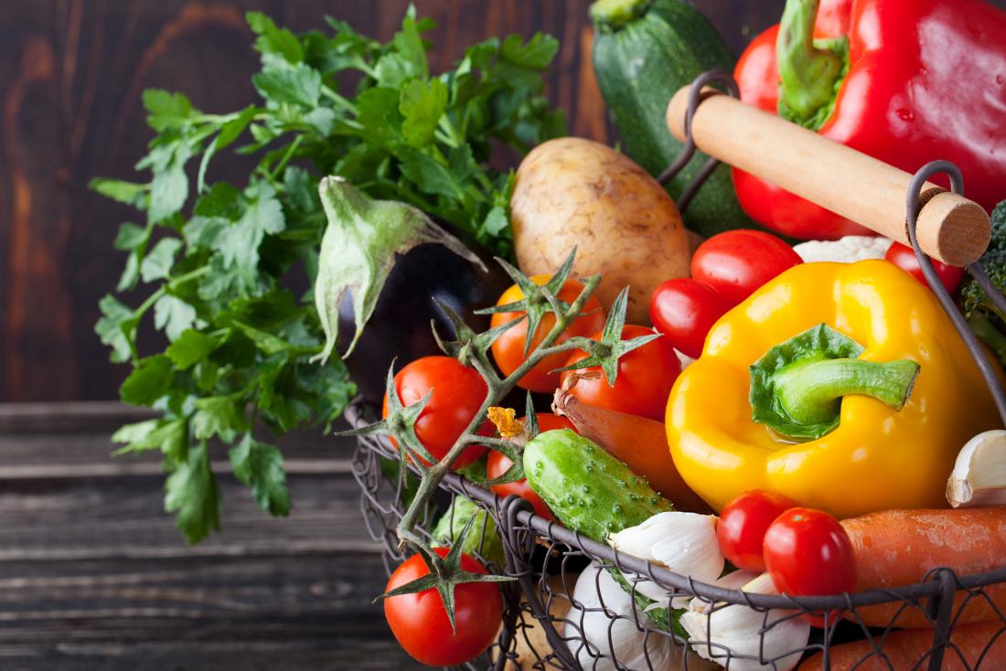Кошница от най-вече зеленчуци, включително пипер, домати, патладжан, картофи