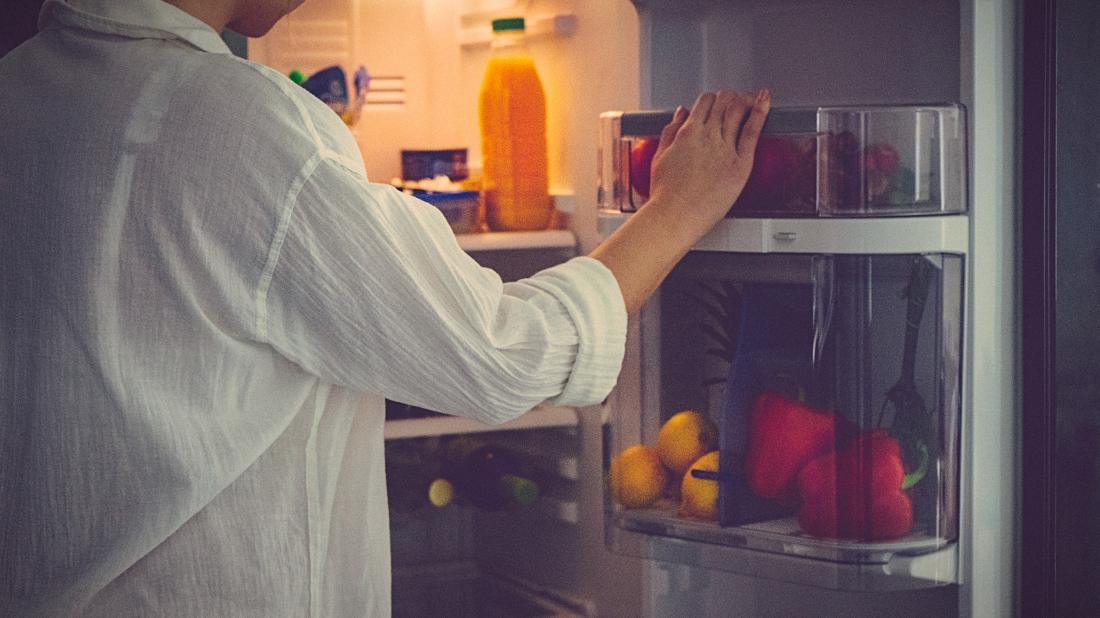 Жена гледа в хладилника